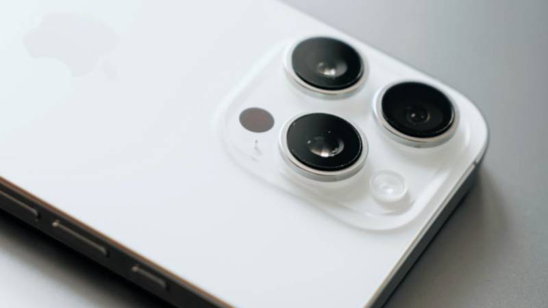 iphone-16-sim-card-slot