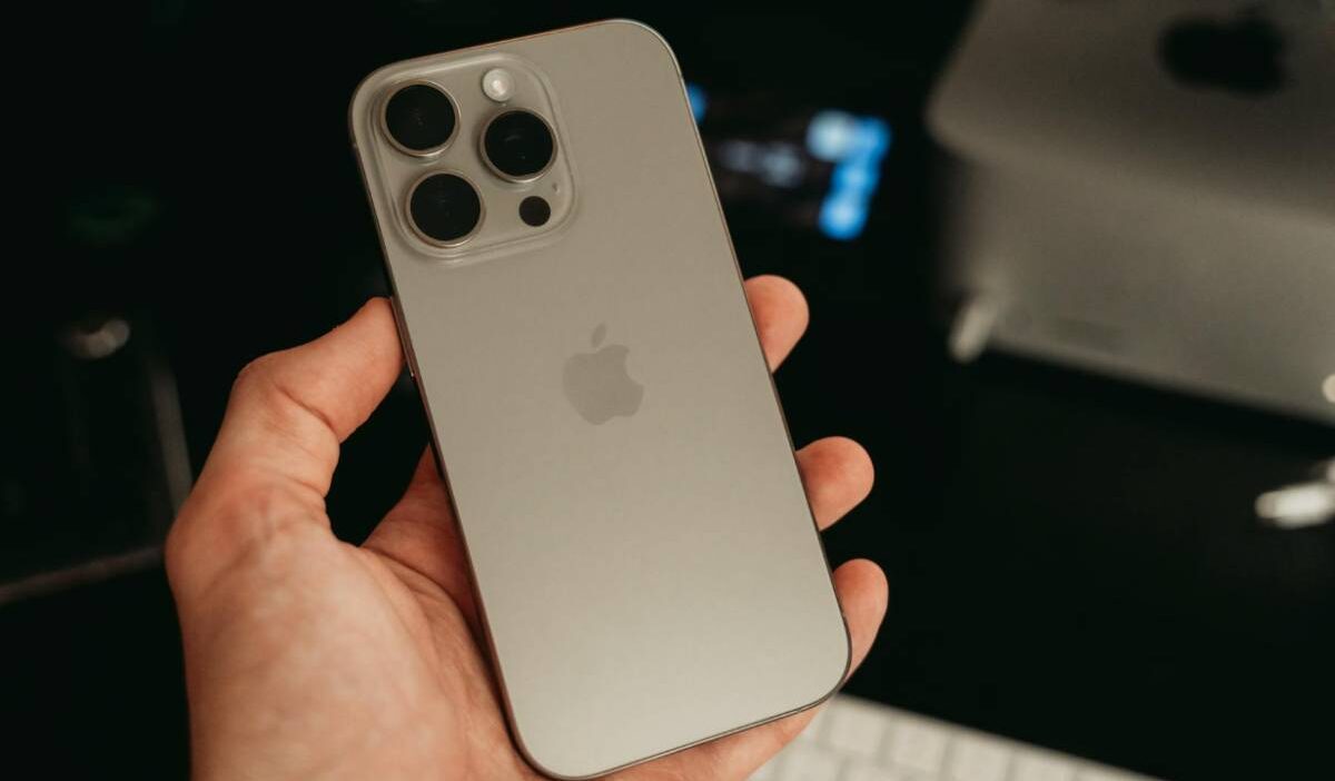 iphone-16-sim-card-slot