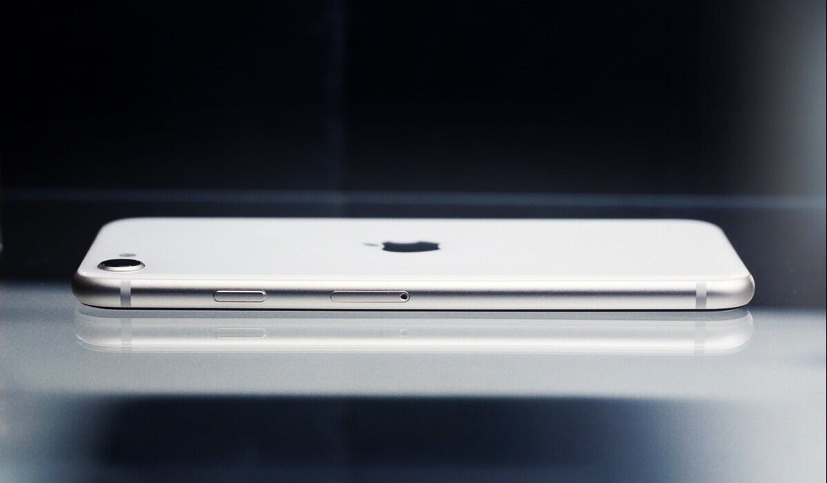 does iphone se 3rd gen have esim