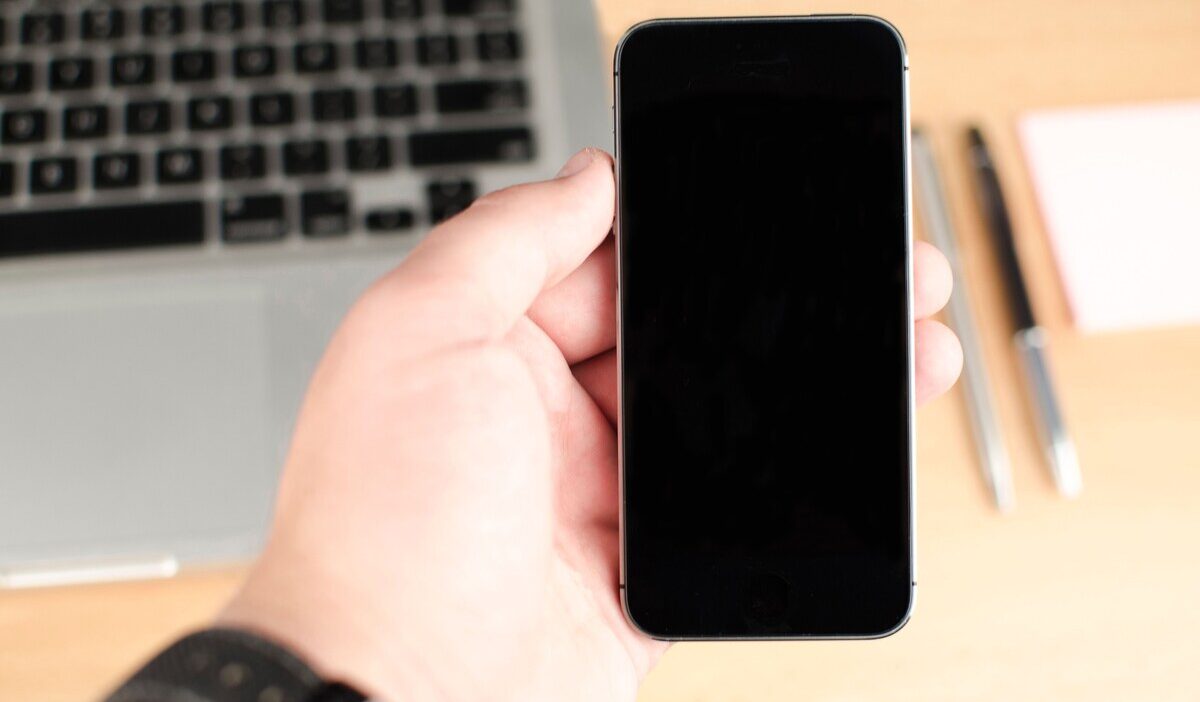 does iphone se have esim