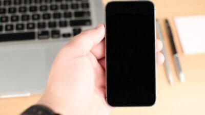 does iphone se have esim