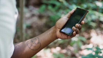 how-to-install-sim-card-in-android-phone