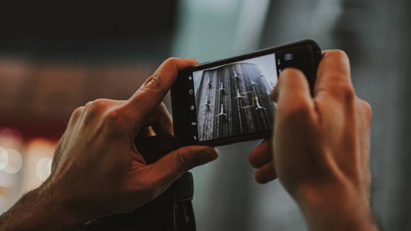 does-a-sim-card-store-photos